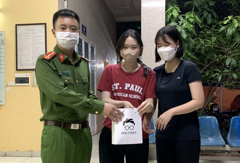 Trao trả tài sản thất lạc cho hai cô gái Hàn Quốc -0