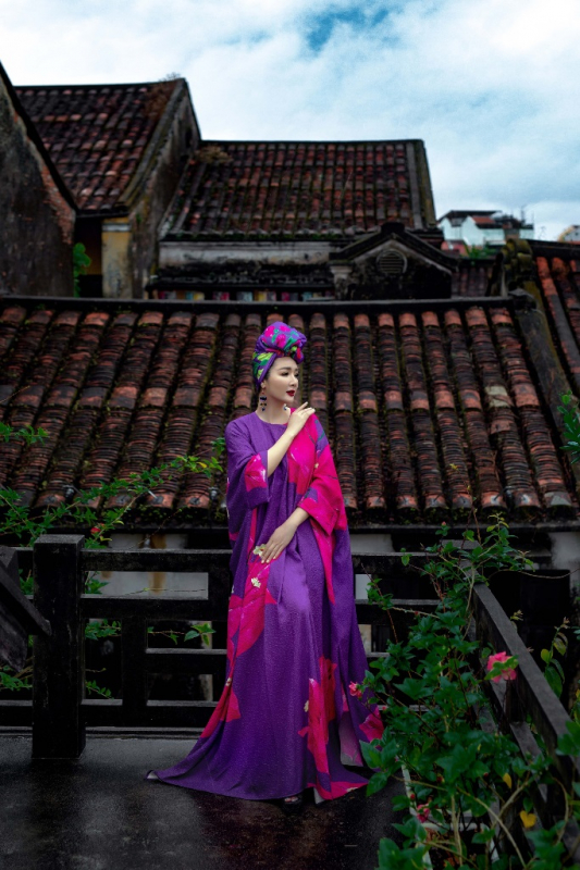 Hội An: Đề nghị nhà thiết kế gỡ bỏ hình ảnh cựu hoa hậu ngồi trên nóc phố cổ trong một bộ ảnh thường trang -0