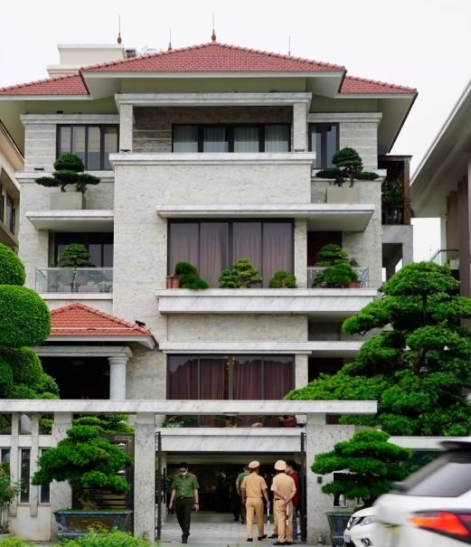 Cận cảnh bắt và khám xét nhà riêng nguyên Chủ tịch UBND TP Hạ Long -0