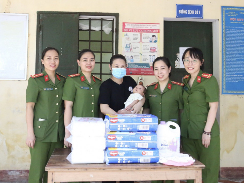 Nữ can phạm nhân sinh con trong trại tạm giam -0