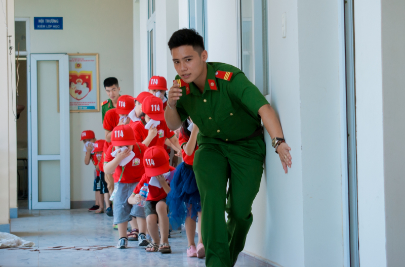 Giáo dục kỹ năng chữa cháy, cứu nạn cho học sinh từ mầm non tới đại học -0