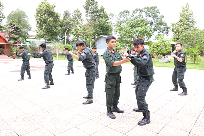 Người chỉ huy luôn tận tụy với công việc -0