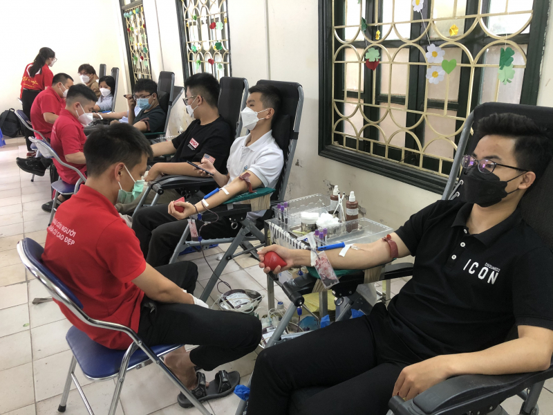 Hàng trăm y, bác sĩ tương lai tham gia hiến máu -0