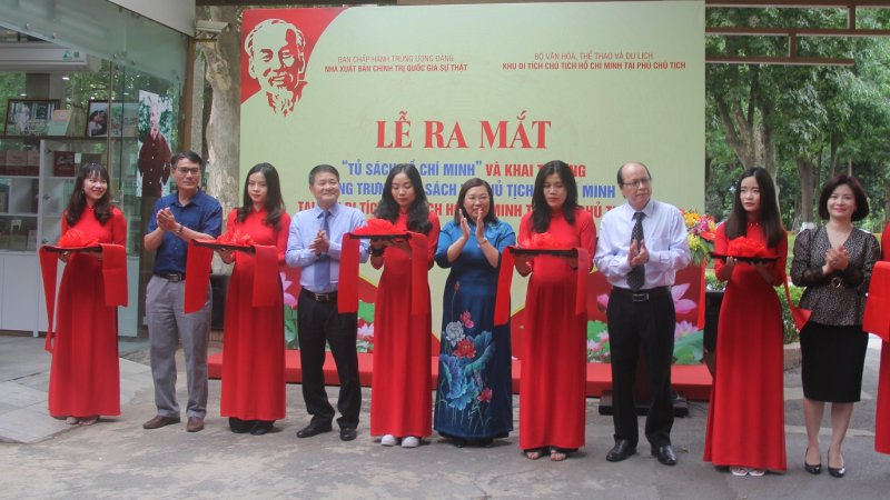 Ra mắt tủ sách, phòng trưng bày sách về Bác Hồ trong Khu di tích Chủ tịch Hồ Chí Minh tại Phủ Chủ tịch -0