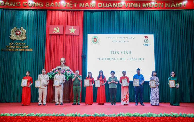 Cục Cảnh sát quản lý trại giam, cơ sở giáo dục bắt buộc, trường giáo dưỡng tôn vinh “người lao động giỏi” -0