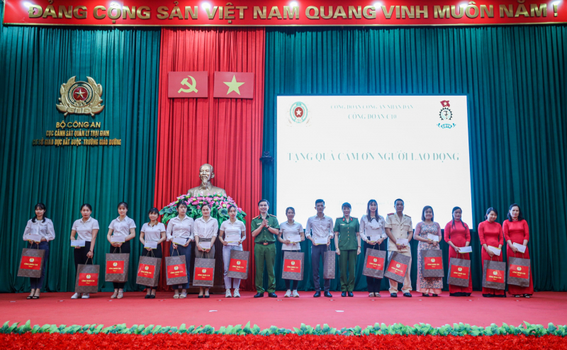 Cục Cảnh sát quản lý trại giam, cơ sở giáo dục bắt buộc, trường giáo dưỡng tôn vinh “người lao động giỏi” -1