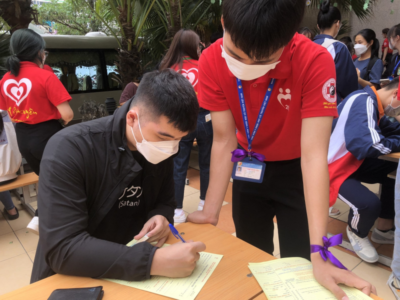 Hàng trăm y, bác sĩ tương lai tham gia hiến máu -0