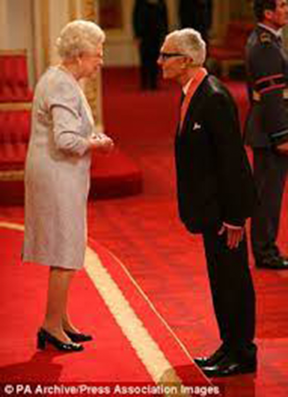 Thợ cắt tóc duy nhất được tấn phong Tước hiệu Hiệp sĩ -0