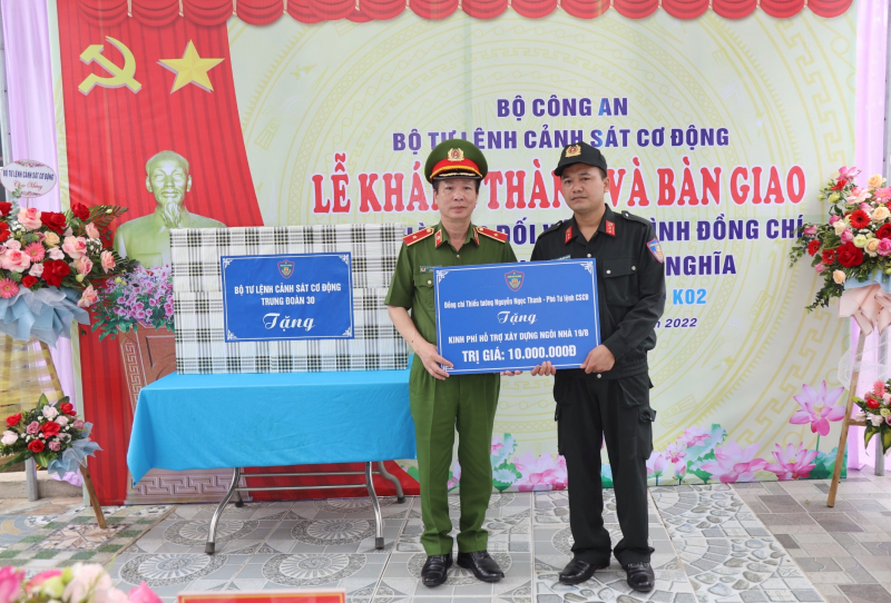 Trao tặng Ngôi nhà 19/8 cho chiến sĩ Trung đoàn Cảnh sát bảo vệ mục tiêu cơ quan đại diện Ngoại giao -0