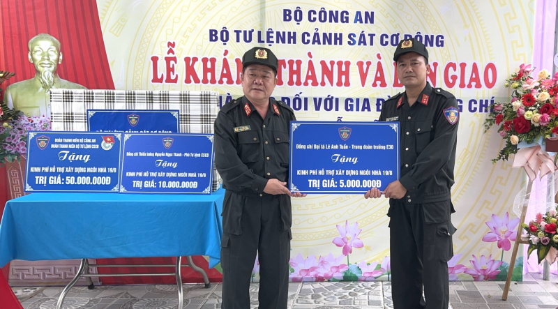 Trao tặng Ngôi nhà 19/8 cho chiến sĩ Trung đoàn Cảnh sát bảo vệ mục tiêu cơ quan đại diện Ngoại giao -0