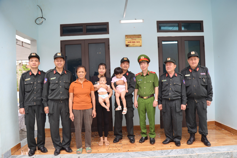 Trao tặng Ngôi nhà 19/8 cho chiến sĩ Trung đoàn Cảnh sát bảo vệ mục tiêu cơ quan đại diện Ngoại giao -0