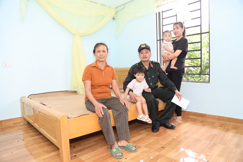 Trao tặng Ngôi nhà 19/8 cho chiến sĩ Trung đoàn Cảnh sát bảo vệ mục tiêu cơ quan đại diện Ngoại giao -0