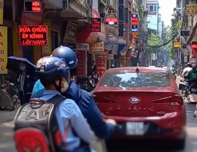 Lái xe ô tô bị xử phạt tiền, tước giấy phép lái do đi vào đường cấm -0