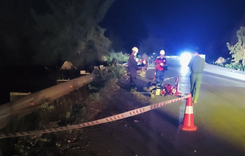 Giải cứu nam thanh niên rơi xuống vách núi sau tai nạn giao thông -0