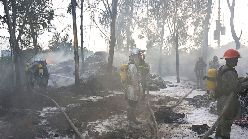 Nhanh chóng dập tắt đám cháy từ việc đốt phế liệu  -0