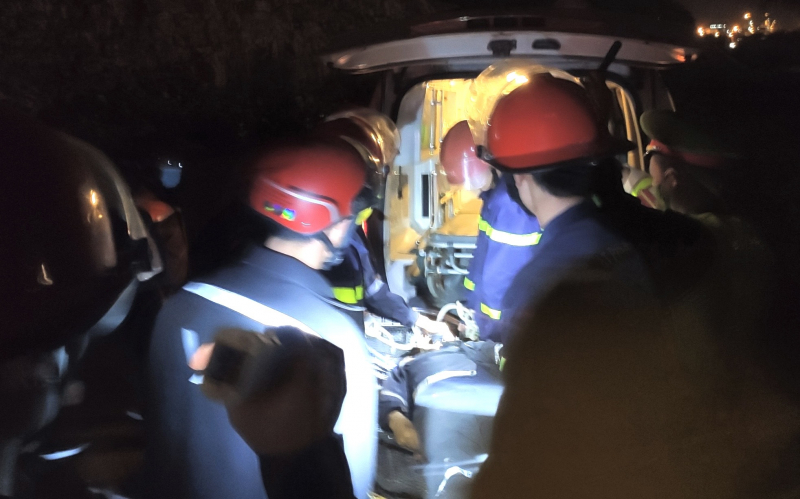 Giải cứu nam thanh niên rơi xuống vách núi sau tai nạn giao thông -2