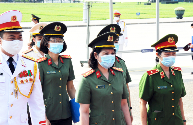 Đoàn Phụ nữ Công an tiêu biểu báo công, vào Lăng viếng Bác -0