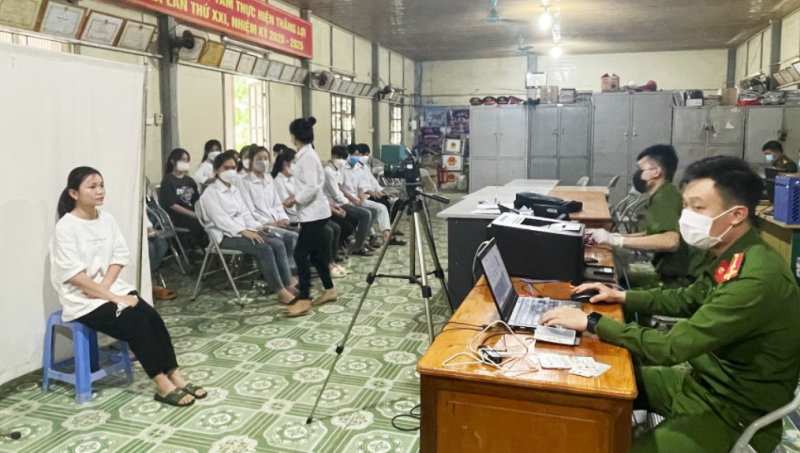 Công an Phù Yên, Sơn La cấp CCCD và mã định danh điện tử cho học sinh cuối cấp -0