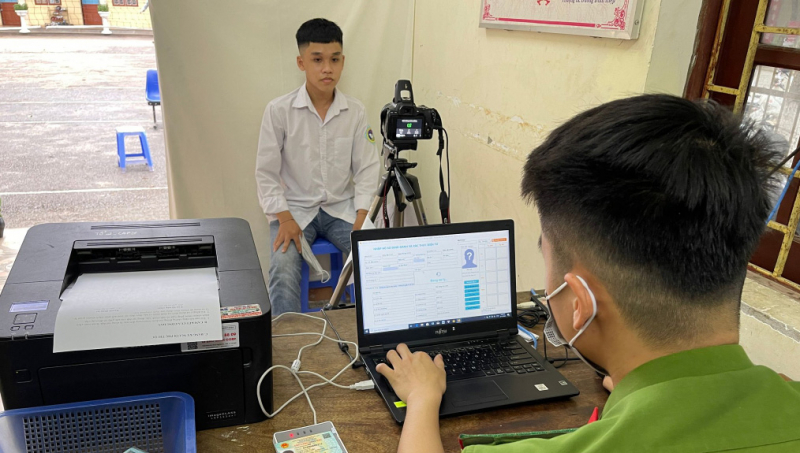 Công an Phù Yên, Sơn La cấp CCCD và mã định danh điện tử cho học sinh cuối cấp -0