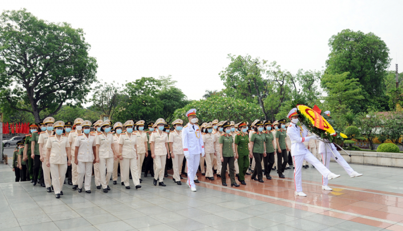 Đoàn Phụ nữ Công an tiêu biểu báo công, vào Lăng viếng Bác -0
