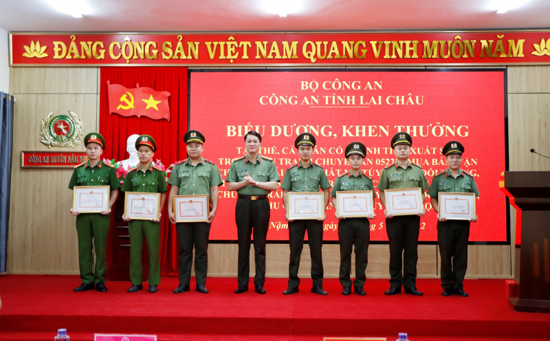 Vượt rừng truy bắt những “ông trùm” buôn heroin vùng biên -0