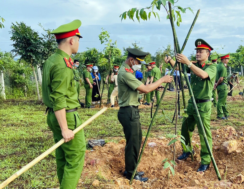 Công an Đắk Nông phát động “Tết trồng cây đời đời nhớ ơn Bác Hồ”, trồng 4000 cây xanh -0