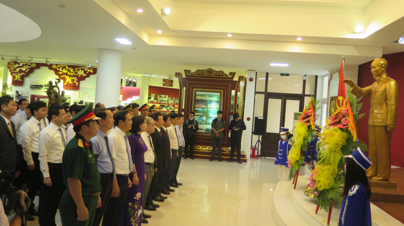  Triển lãm nhân kỷ niệm 132 Ngày sinh nhật Bác Hồ  -0