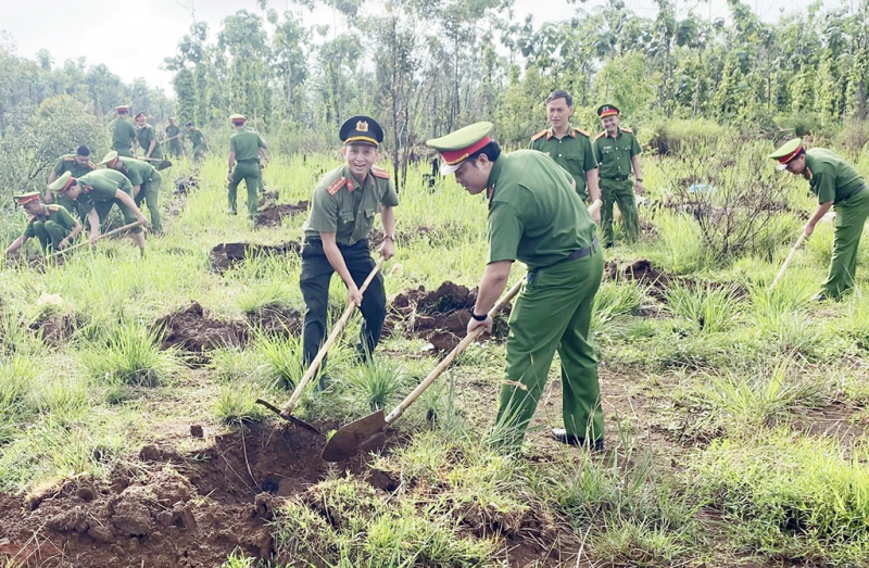 Công an Đắk Nông phát động “Tết trồng cây đời đời nhớ ơn Bác Hồ”, trồng 4000 cây xanh -0