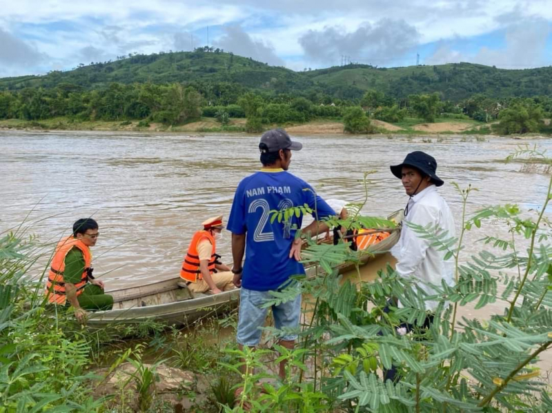 Quảng Ngãi: Trắng đêm tìm thi thể cháu bé đuối nước trên sông Trà Khúc -0