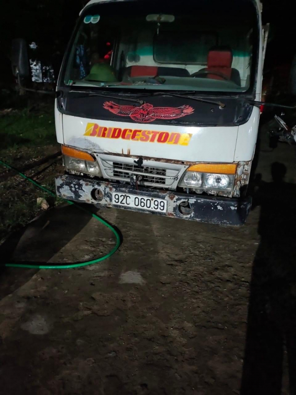 Quảng Ngãi: Công an mật phục đêm bắt xe chở gỗ lậu -0