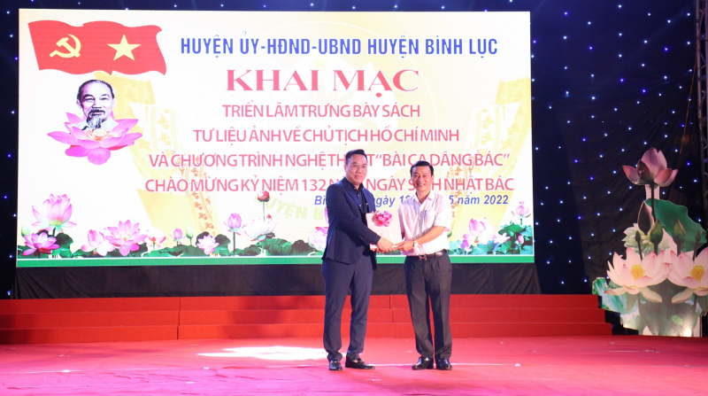 Biểu diễn nghệ thuật và triển lãm sách, tư liệu ảnh về Chủ tịch Hồ Chí Minh tại Khu lưu niệm Cát Tường -0