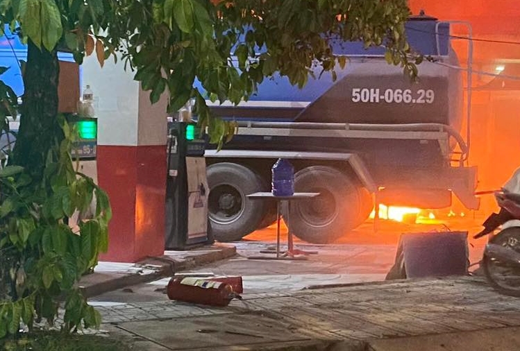 Cửa hàng xăng bốc cháy khi xe bồn đang bơm xăng vào bể chứa -0