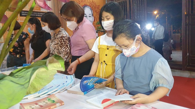 Biểu diễn nghệ thuật và triển lãm sách, tư liệu ảnh về Chủ tịch Hồ Chí Minh tại Khu lưu niệm Cát Tường -0