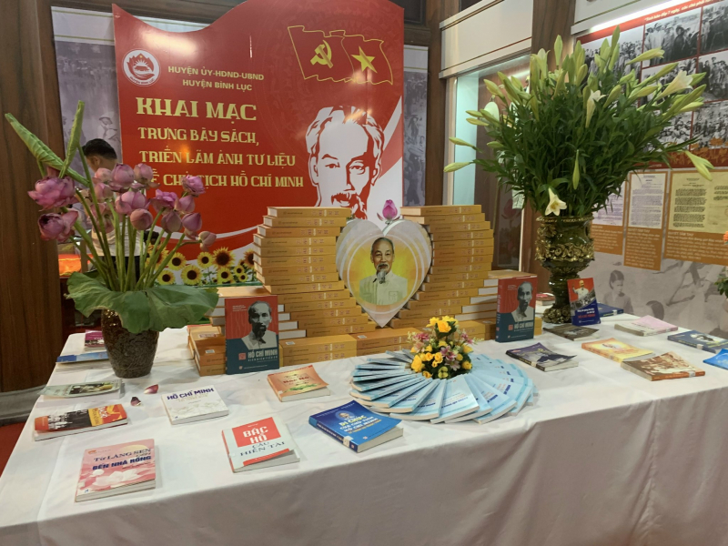 Biểu diễn nghệ thuật và triển lãm sách, tư liệu ảnh về Chủ tịch Hồ Chí Minh tại Khu lưu niệm Cát Tường -0