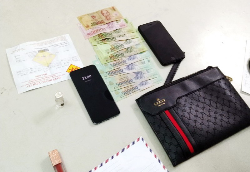      Cảnh sát cơ động trao lại tài sản của người dân đánh rơi -0