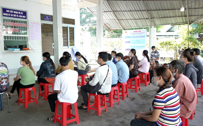 Người dân vùng Tây Nam Bộ đến Công an xã cấp đổi biển số xe -0