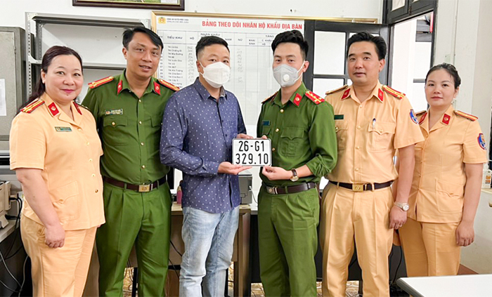 Nhân dân phấn khởi khi được cấp biển số xe ở xã, huyện -0