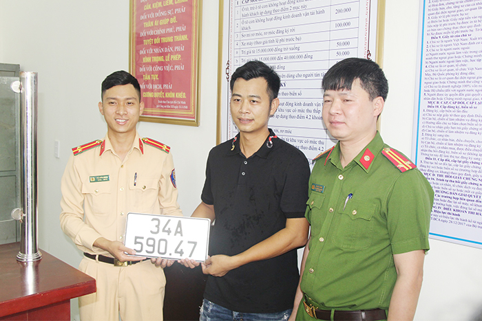 Ngày đầu thực hiện công tác đăng ký xe tại Công an cấp huyện, xã ở nhiều địa phương -0