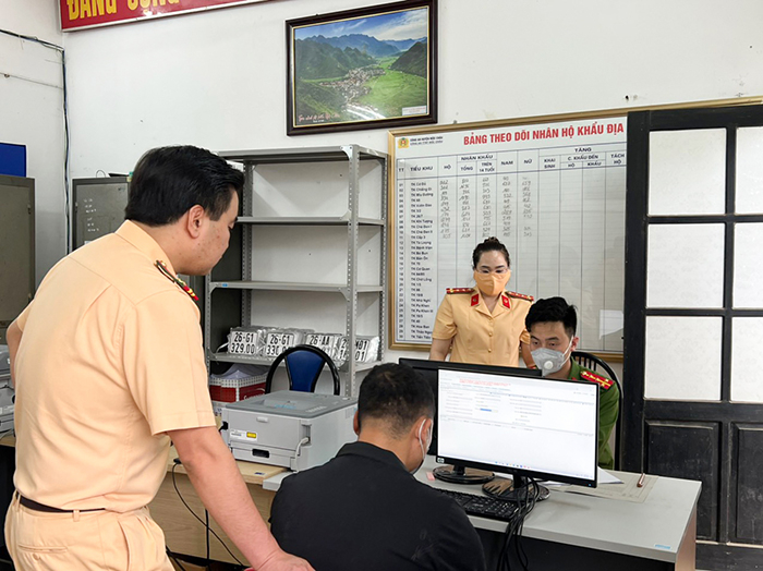 Nhân dân phấn khởi khi được cấp biển số xe ở xã, huyện -0