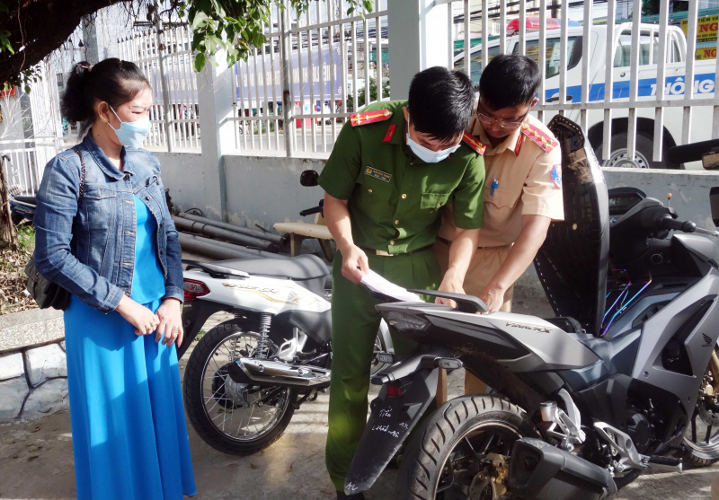 Người dân vùng Tây Nam Bộ đến Công an xã cấp đổi biển số xe -1