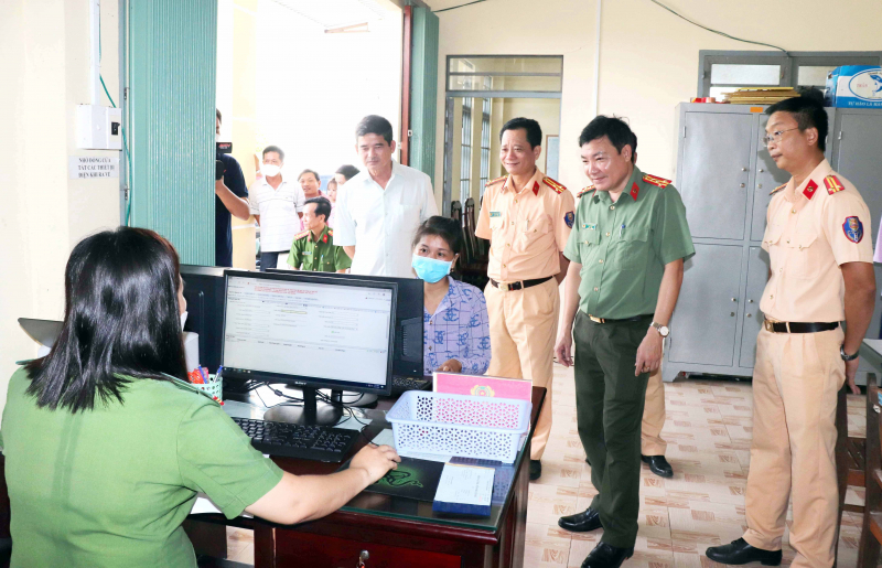 Người dân vùng Tây Nam Bộ đến Công an xã cấp đổi biển số xe -0