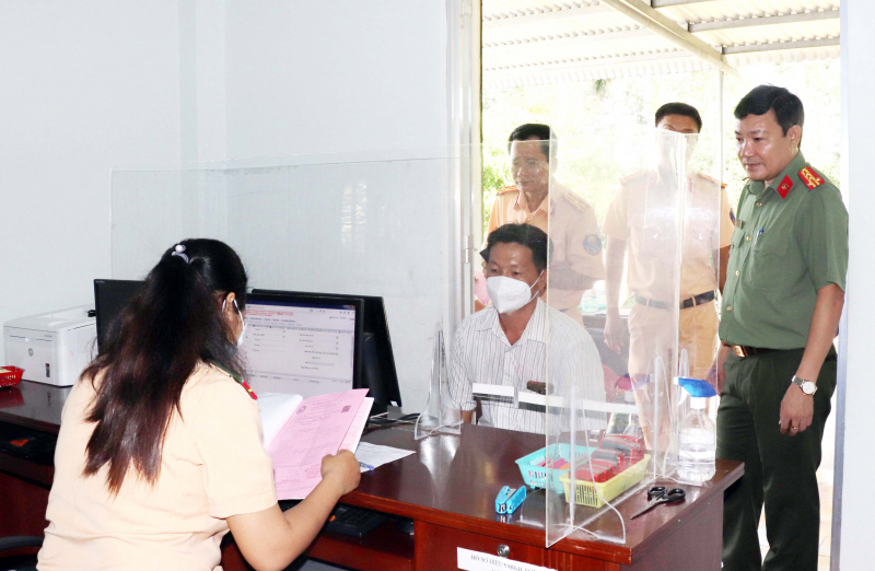 Người dân vùng Tây Nam Bộ đến Công an xã cấp đổi biển số xe -0