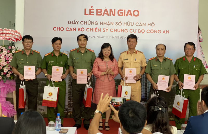 Cán bộ, chiến sĩ Dự án Nhà ở xã hội Bộ Công an tại TP Hồ Chí Minh được nhận sổ hồng -1
