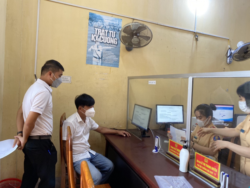 Người dân phấn khởi đăng ký cấp biển số xe tại xã, huyện -1