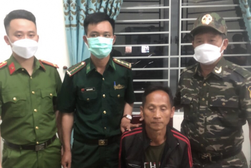 Cảnh sát vây bắt đối tượng thủ 2 khẩu súng đi mua ma tuý -0