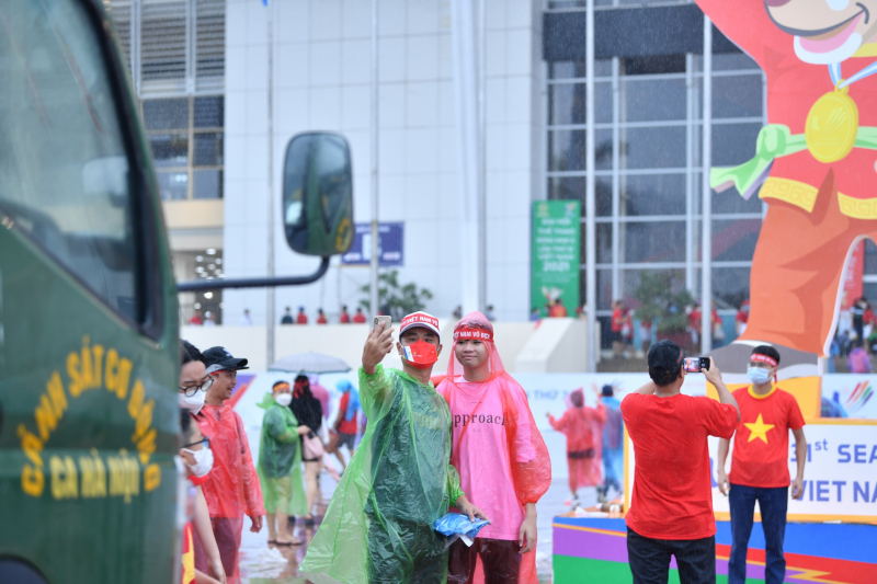 CĐV đội mưa đến sân Mỹ Đình -0