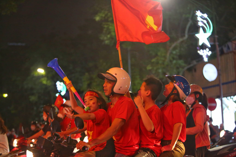 Cổ động viên xuống đường mừng U23 Việt Nam vô địch SEA Games 31 -1