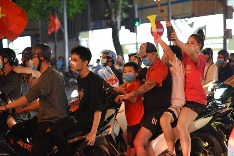 Cổ động viên xuống đường mừng U23 Việt Nam vô địch SEA Games 31 -5