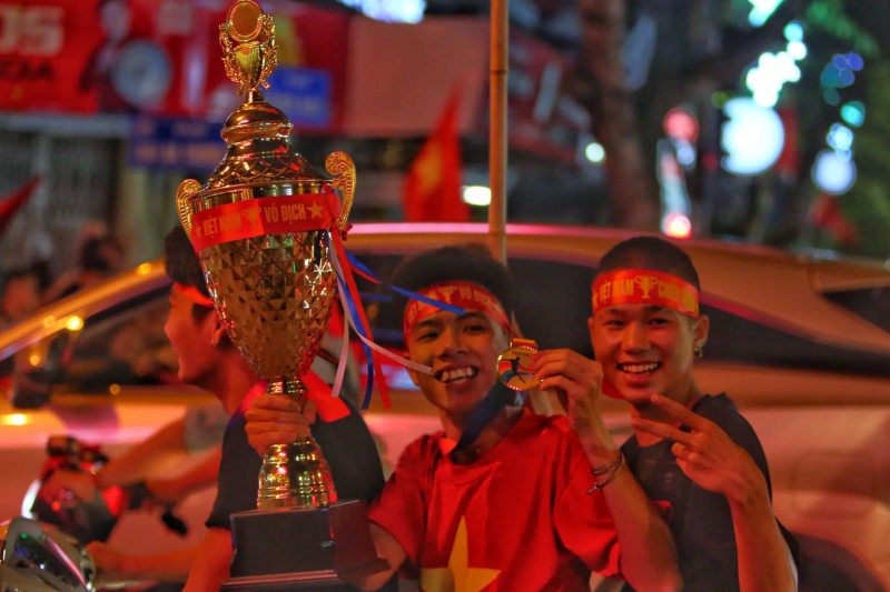Cổ động viên xuống đường mừng U23 Việt Nam vô địch SEA Games 31 -8