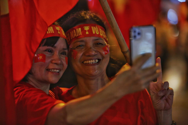 Cổ động viên xuống đường mừng U23 Việt Nam vô địch SEA Games 31 -9